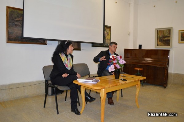 Авиационни книги и филм представиха в Казанлък