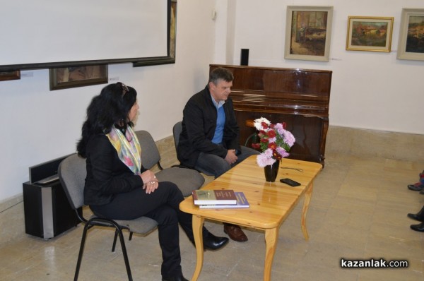 Авиационни книги и филм представиха в Казанлък