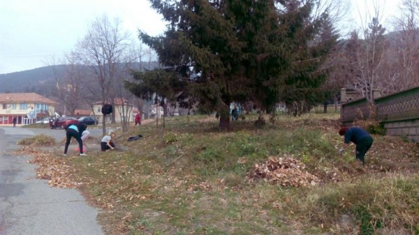 Почистиха Шипка в Деня на християнското семейство