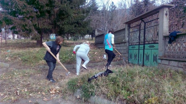 Почистиха Шипка в Деня на християнското семейство