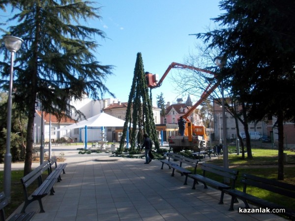 Започна монтажът на елхата и ледената пързалка