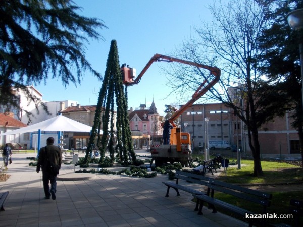 Започна монтажът на елхата и ледената пързалка