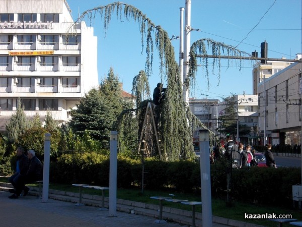 Започна монтажът на елхата и ледената пързалка