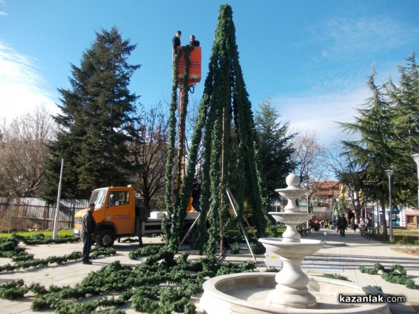 Започна монтажът на елхата и ледената пързалка