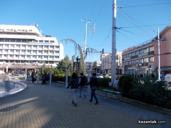 Започна монтажът на елхата и ледената пързалка