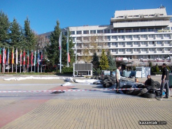 Започна монтажът на елхата и ледената пързалка