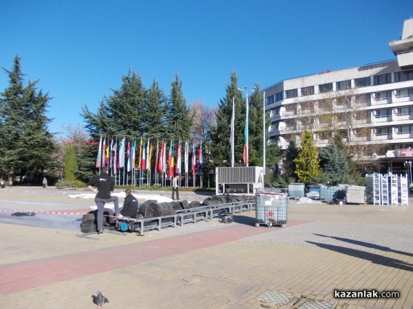 Започна монтажът на елхата и ледената пързалка