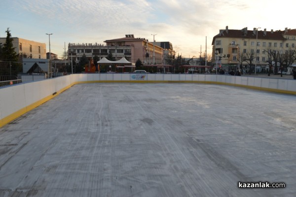Първият лед покри пързалката в Казанлък