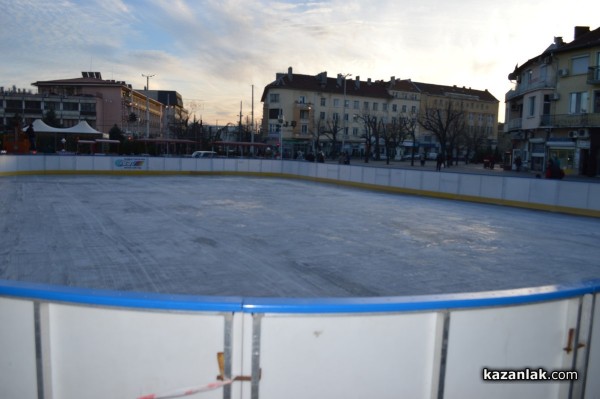 Първият лед покри пързалката в Казанлък