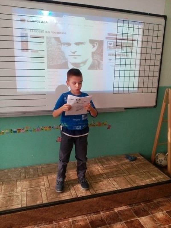 Патронен празник отбелязва ОУ “Никола Вапцаров“ днес / Новини от Казанлък