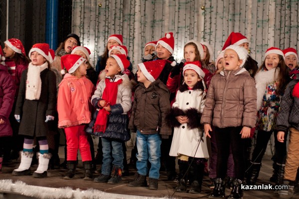 Запалване на коледната елха