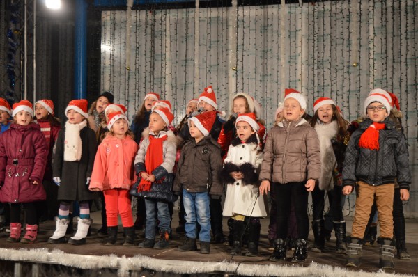 Коледен Казанлък грее с над 800 хил. светлини, радваме се и на ледена пързалка