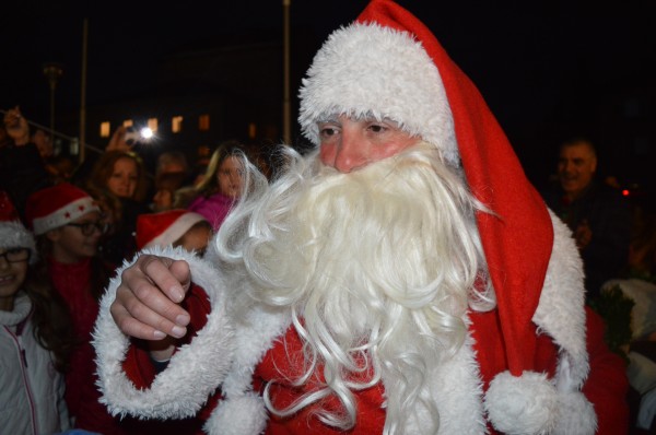 Коледен Казанлък грее с над 800 хил. светлини, радваме се и на ледена пързалка