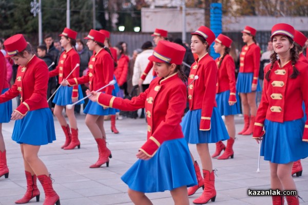 Запалване на коледната елха