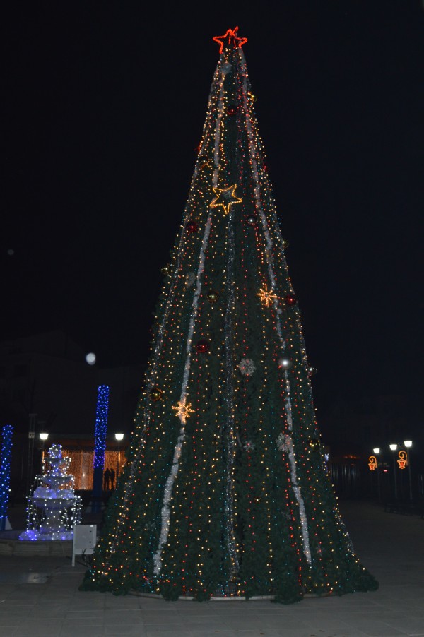 Коледен Казанлък грее с над 800 хил. светлини, радваме се и на ледена пързалка