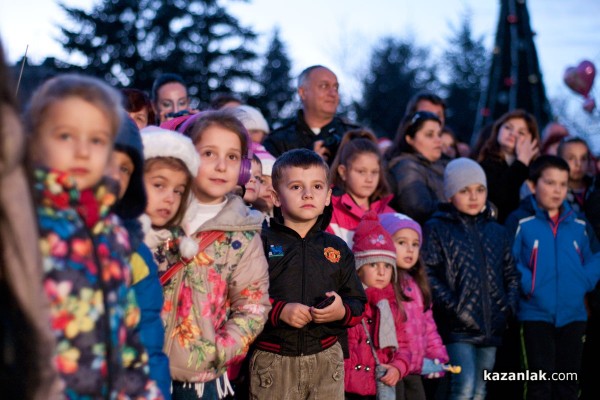 Запалване на коледната елха