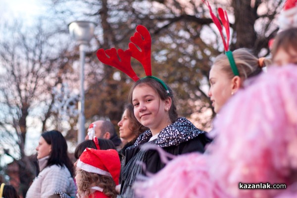 Запалване на коледната елха