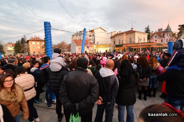 Запалване на коледната елха