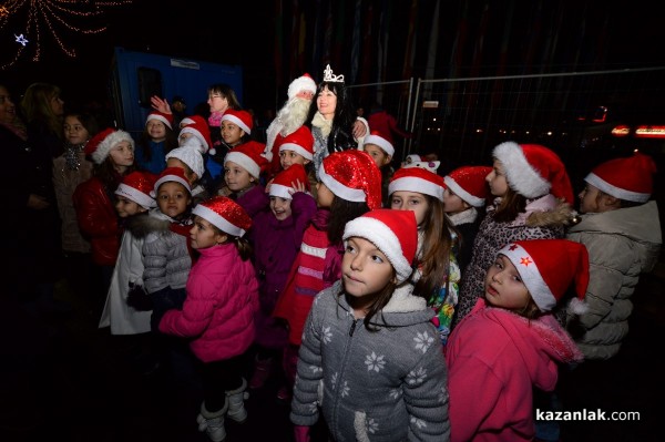 Запалване на коледната елха