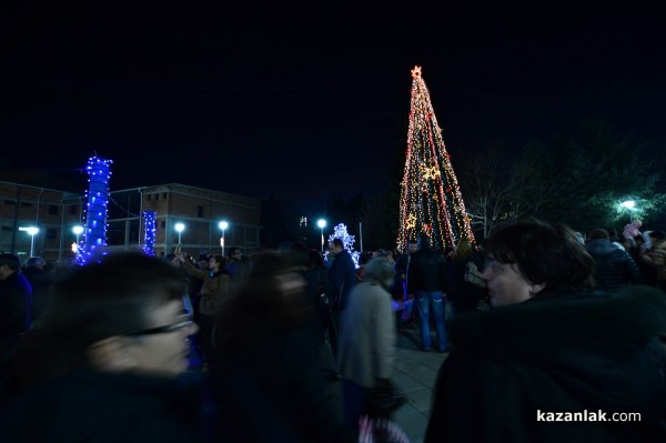 Запалване на коледната елха