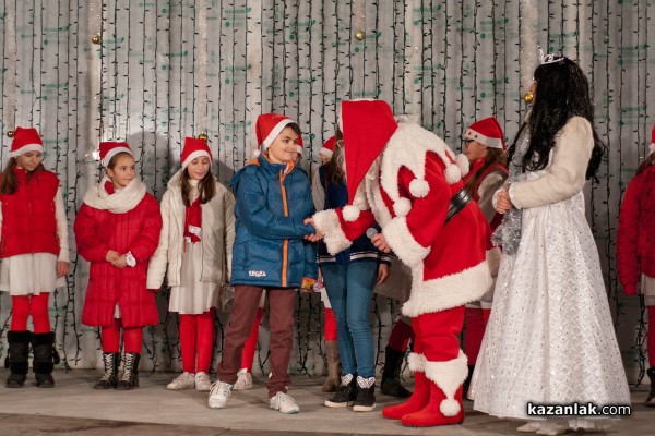 Запалване на коледната елха