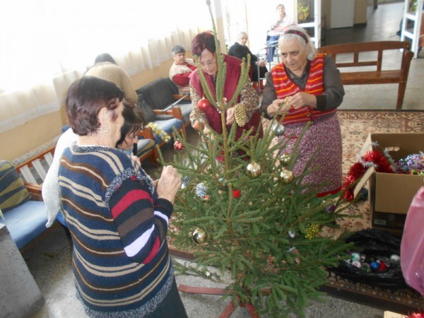  Започва акцията „Подари и украси коледно дърво” на казанлъшките социалистки / Новини от Казанлък