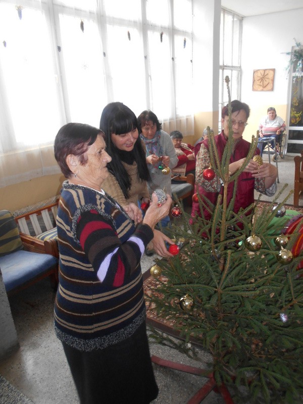  Започва акцията „Подари и украси коледно дърво” на казанлъшките социалистки