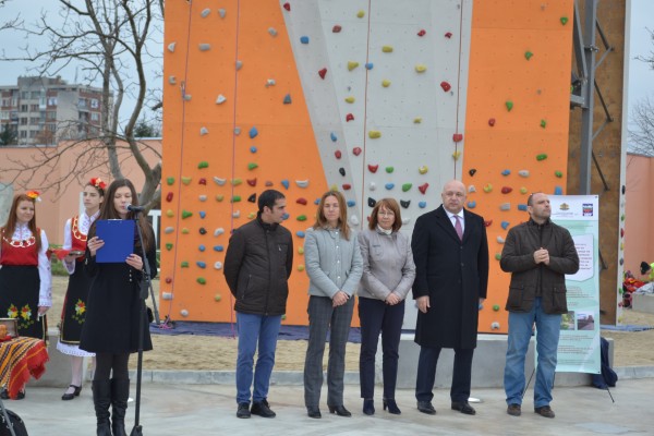 Министър Красен Кралев и Кметът на Казанлък откриха площадка за екстремни спортове в града