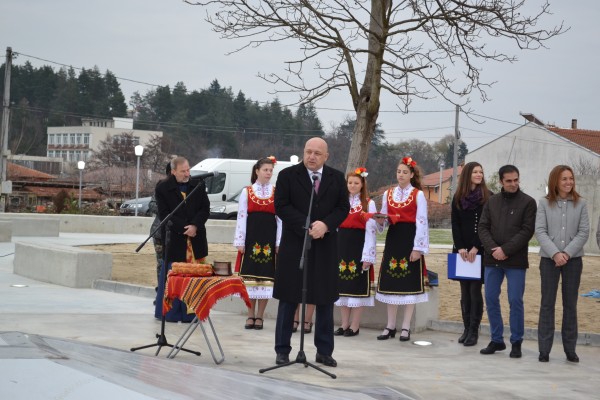 Министър Красен Кралев и Кметът на Казанлък откриха площадка за екстремни спортове в града