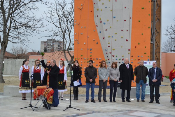 Министър Красен Кралев и Кметът на Казанлък откриха площадка за екстремни спортове в града