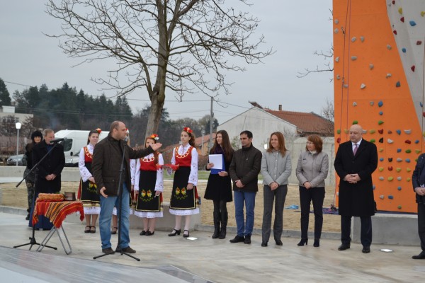 Министър Красен Кралев и Кметът на Казанлък откриха площадка за екстремни спортове в града