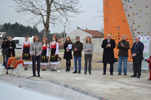 Министър Красен Кралев и Кметът на Казанлък откриха площадка за екстремни спортове в града