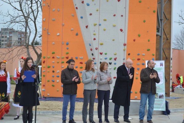 Министър Красен Кралев и Кметът на Казанлък откриха площадка за екстремни спортове в града