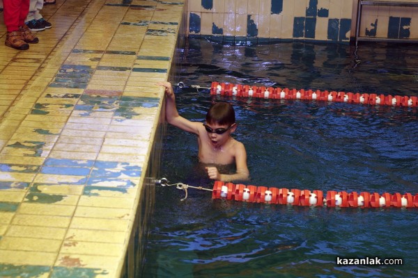 Коледен турнир по плуване събра над 100 деца от Казанлък