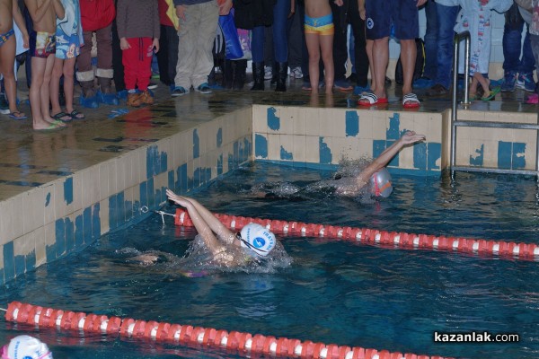 Коледен турнир по плуване събра над 100 деца от Казанлък