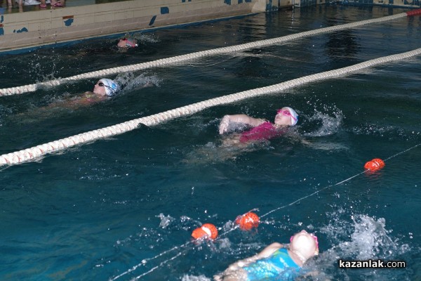 Коледен турнир по плуване събра над 100 деца от Казанлък