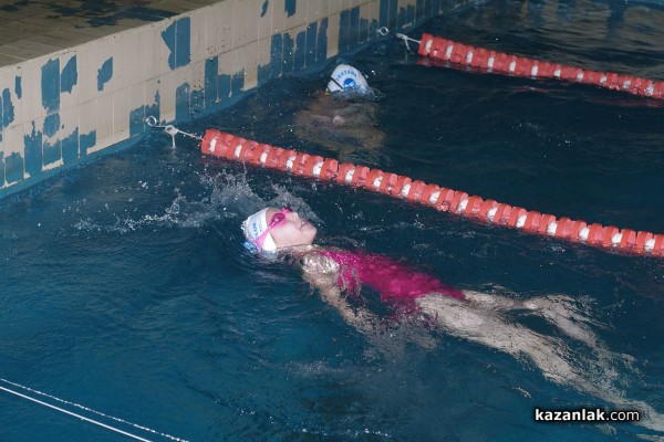 Коледен турнир по плуване събра над 100 деца от Казанлък