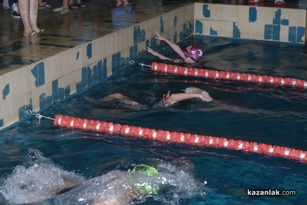 Коледен турнир по плуване събра над 100 деца от Казанлък