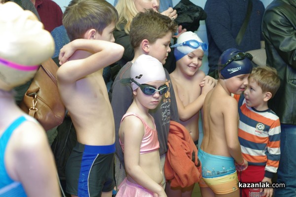 Коледен турнир по плуване събра над 100 деца от Казанлък