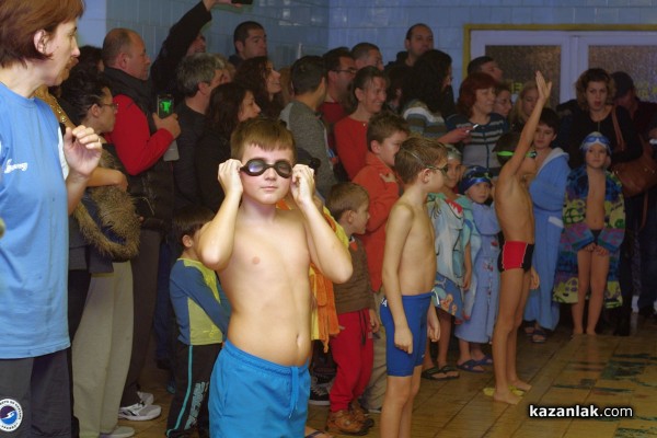 Коледен турнир по плуване събра над 100 деца от Казанлък