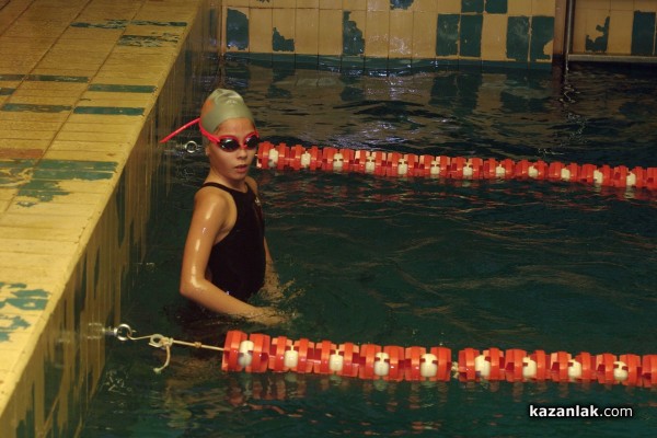 Коледен турнир по плуване събра над 100 деца от Казанлък