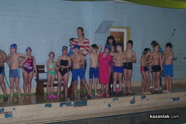 Коледен турнир по плуване събра над 100 деца от Казанлък