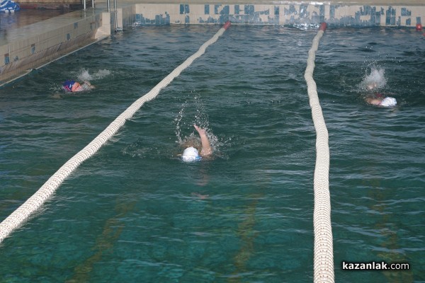 Коледен турнир по плуване събра над 100 деца от Казанлък