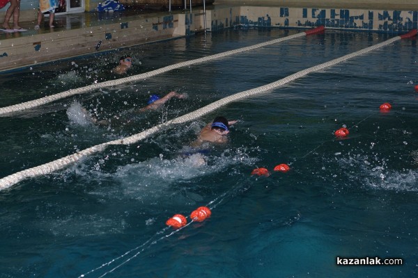 Коледен турнир по плуване събра над 100 деца от Казанлък