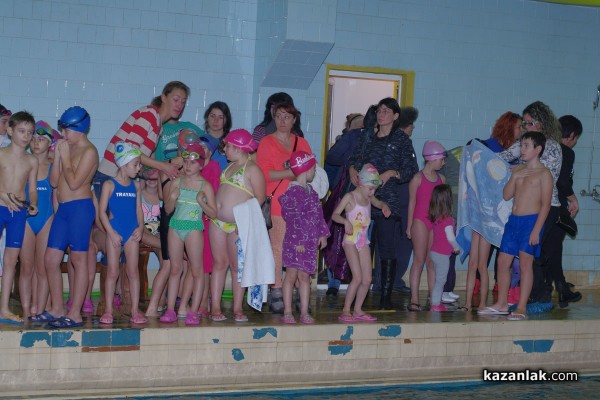 Коледен турнир по плуване събра над 100 деца от Казанлък