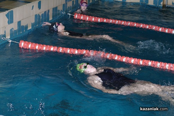 Коледен турнир по плуване събра над 100 деца от Казанлък