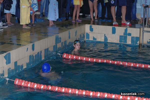 Коледен турнир по плуване събра над 100 деца от Казанлък