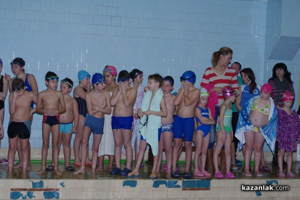 Коледен турнир по плуване събра над 100 деца от Казанлък