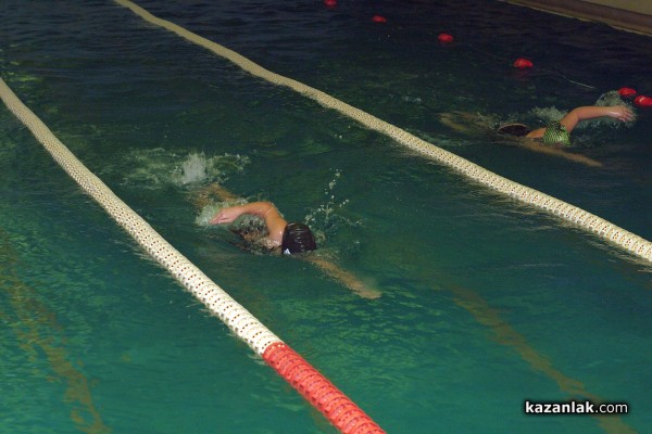 Коледен турнир по плуване събра над 100 деца от Казанлък