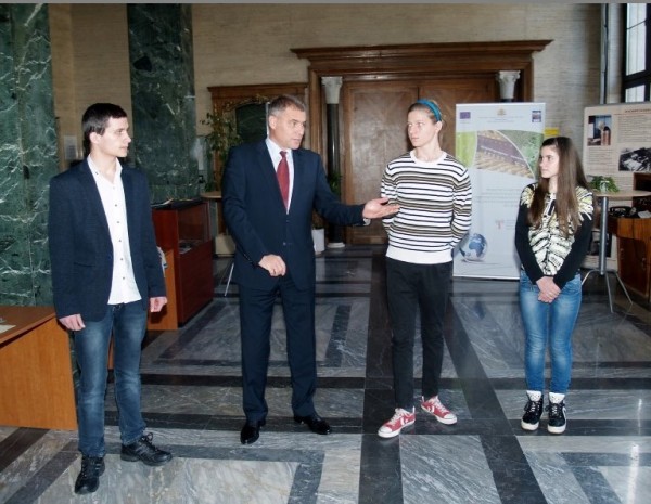 Казанлъшки ученик с награда за есе на тема „Какво ми дава и какво ми взема интернет“  / Новини от Казанлък